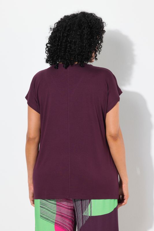 T-shirt oversize. Col en V et manches courtes. Imprimé chatoyant