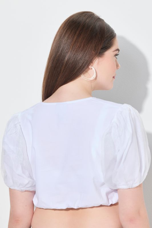 Chemisier traditionnel Dirndl. Manches courtes et amples en tulle. Décolleté rond et taille élastique