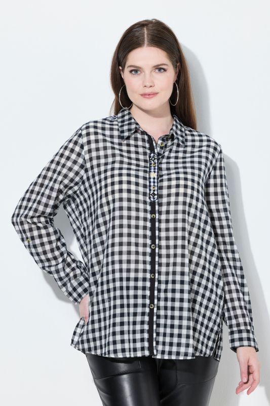 Chemisier à carreaux s'inspirant des tenues traditionnelles bavaroises, col chemise et manche longue, pattes de retroussage