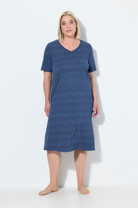 Chemise de nuit à pois, col en V et manches courtes.