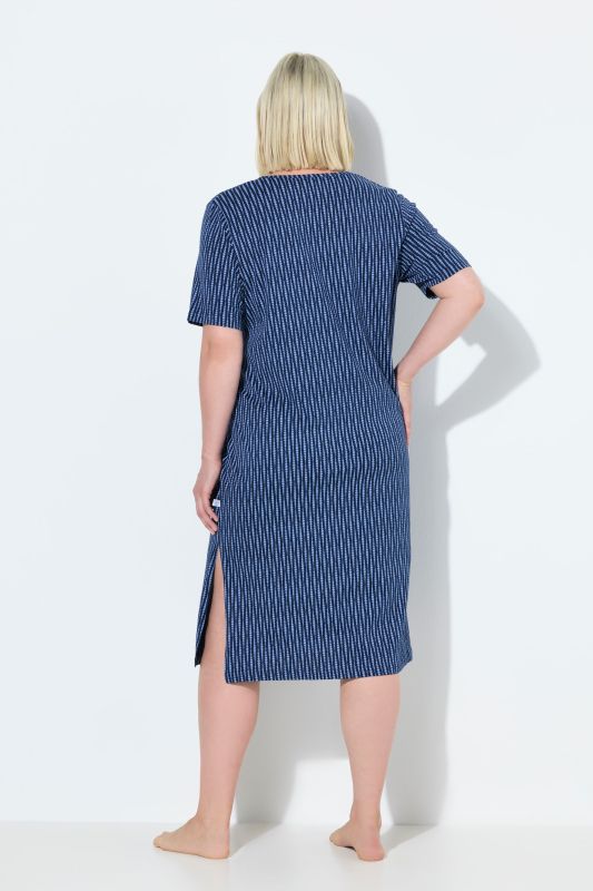 Chemise de nuit à pois, col en V et manches courtes.
