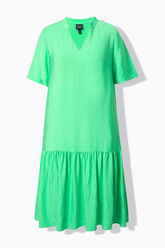 Robe midi, coupe évasée. Manches courtes et col en V. Volant à la base