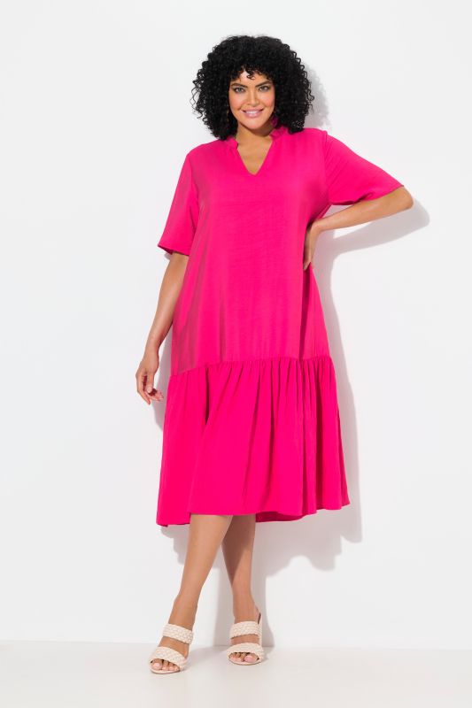Robe midi, coupe évasée. Manches courtes et col en V. Volant à la base