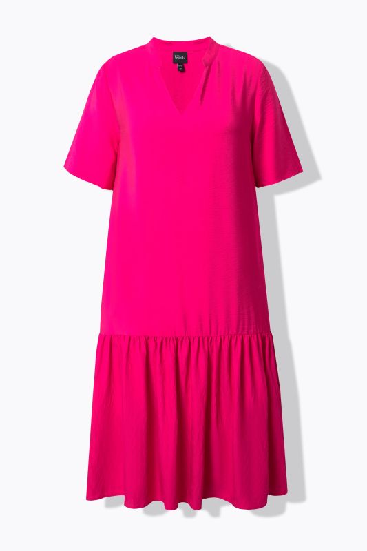 Robe midi, coupe évasée. Manches courtes et col en V. Volant à la base