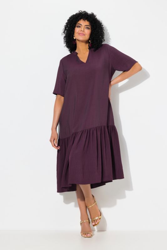 Robe midi, coupe évasée. Manches courtes et col en V. Volant à la base