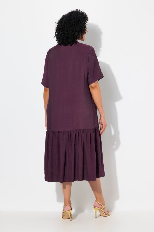 Robe midi, coupe évasée. Manches courtes et col en V. Volant à la base