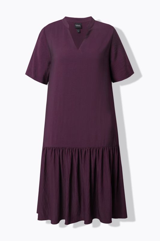 Robe midi, coupe évasée. Manches courtes et col en V. Volant à la base