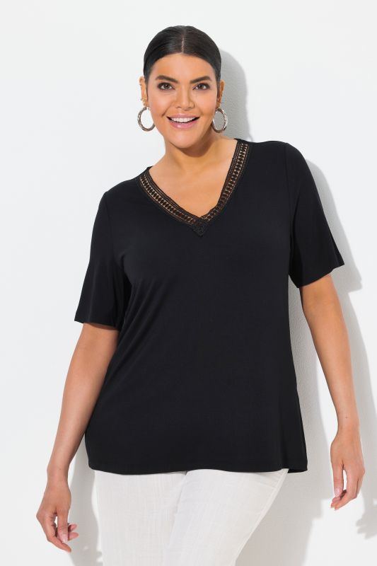 T-shirt à manches courtes. Col en V avec dentelle