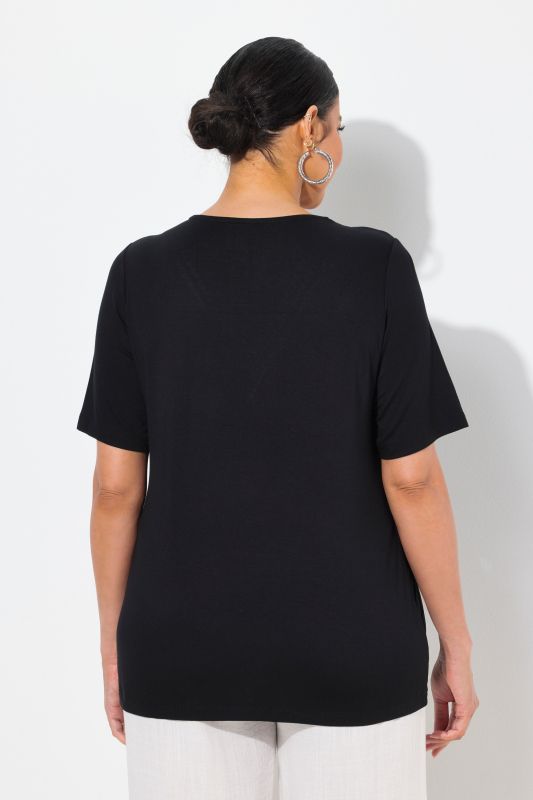 T-shirt à manches courtes. Col en V avec dentelle