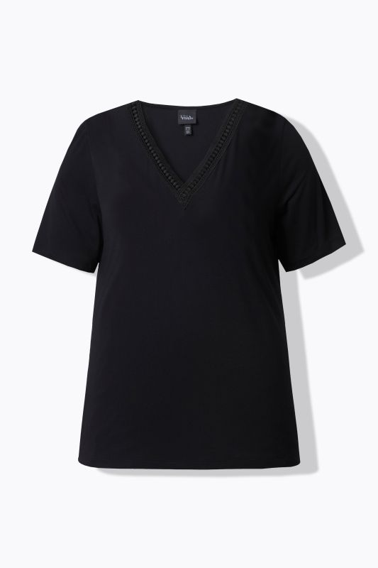 T-shirt à manches courtes. Col en V avec dentelle