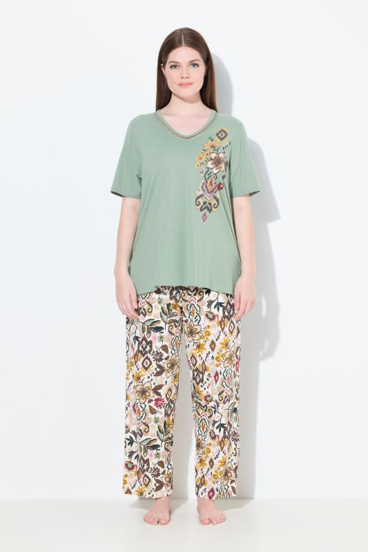 Pyjama à fleurs, décolleté en V et manches courtes