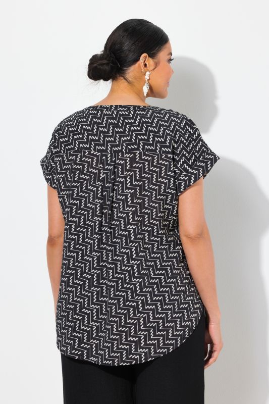 Blouse-tunique à imprimé graphique. Manches courtes et col tunisien