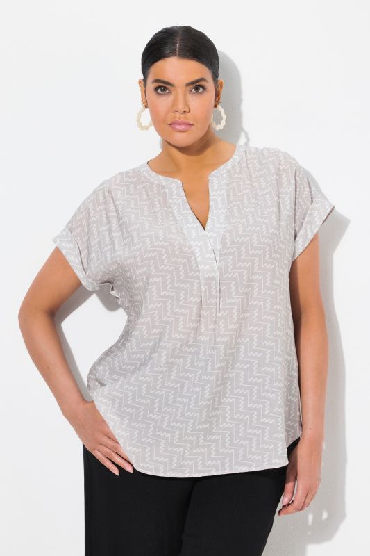 Blouse-tunique à imprimé graphique. Manches courtes et col tunisien