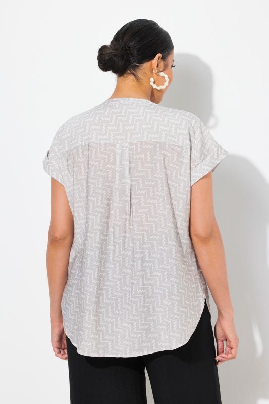 Blouse-tunique à imprimé graphique. Manches courtes et col tunisien