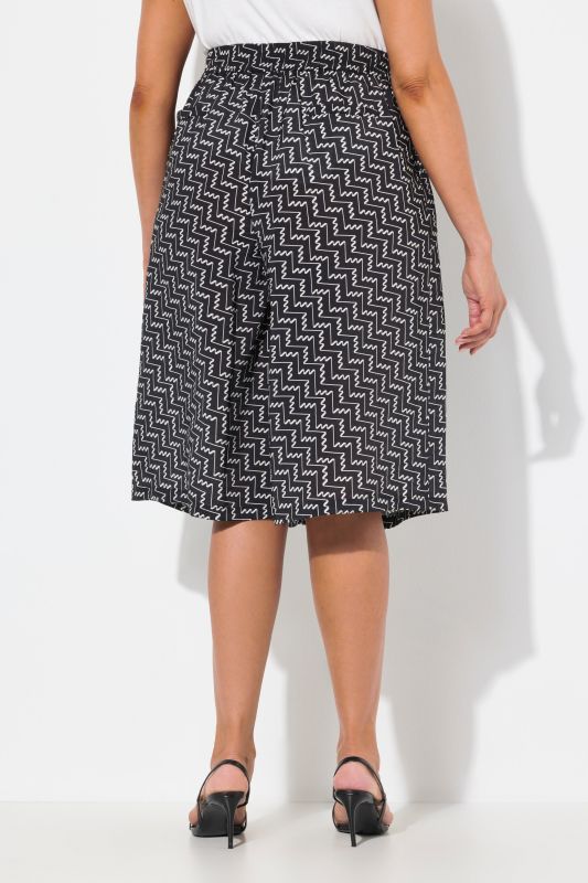 Jupe-culotte courte. Jambe large et taille confortable. Tissu à texture « martelée »