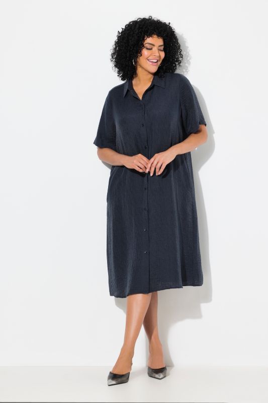 Robe en lyocell mélangé. Manches courtes. Col chemise et patte de boutonnage