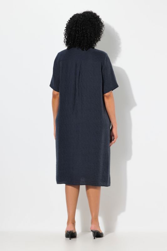 Robe en lyocell mélangé. Manches courtes. Col chemise et patte de boutonnage