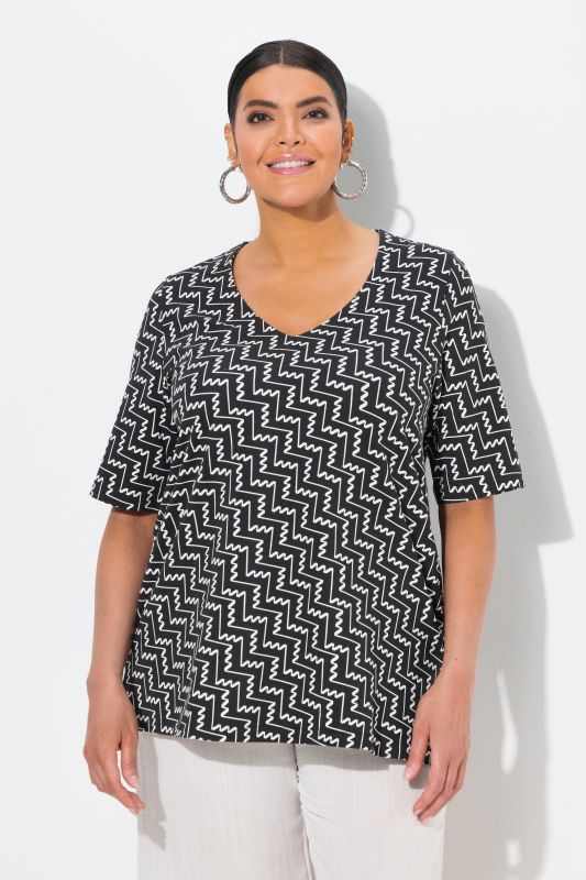 T-shirt à imprimé graphique. Col en V et manches courtes. Coupe évasée