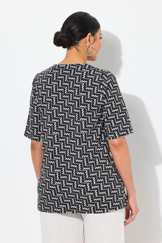 T-shirt à imprimé graphique. Col en V et manches courtes. Coupe évasée