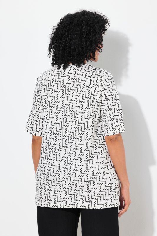 T-shirt à imprimé graphique. Col en V et manches courtes. Coupe évasée