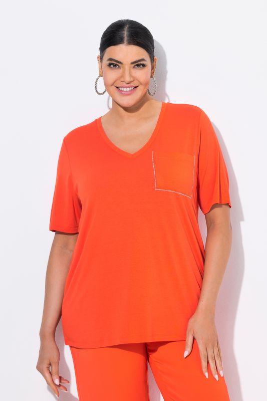 T-shirt à manches courtes, décolleté en V et poche poitrine