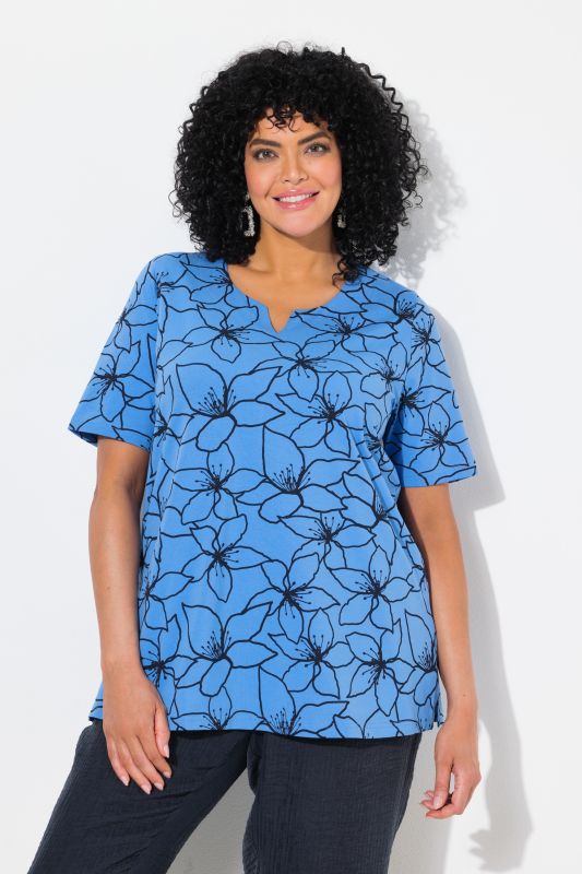 T-shirt à fleurs. Manches courtes et col tunisien. Coupe évasée