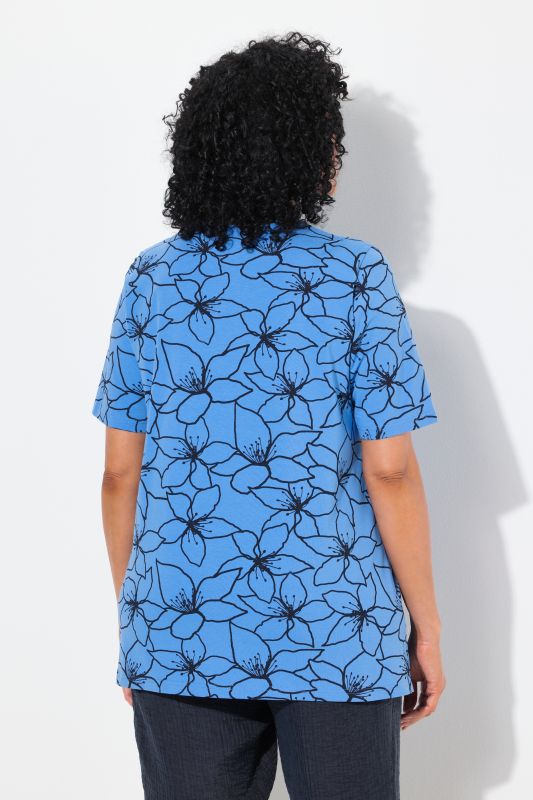 T-shirt à fleurs. Manches courtes et col tunisien. Coupe évasée