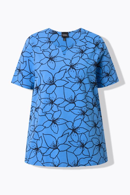 T-shirt à fleurs. Manches courtes et col tunisien. Coupe évasée