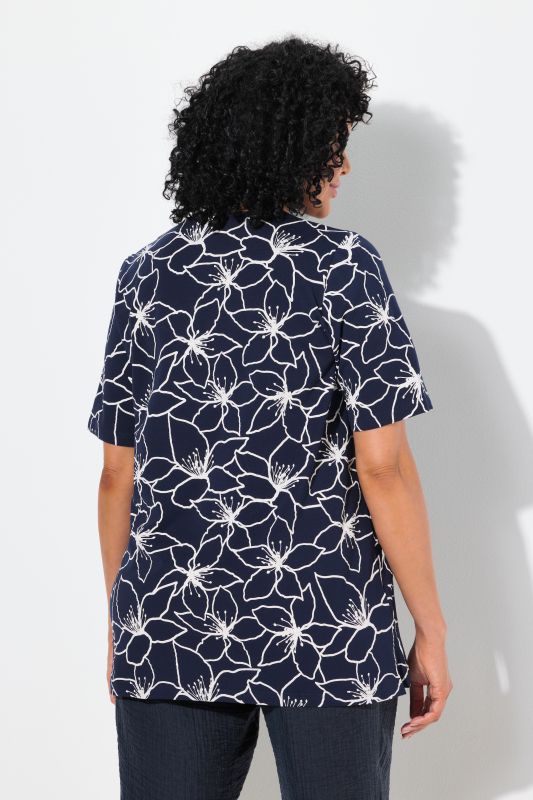 T-shirt à fleurs. Manches courtes et col tunisien. Coupe évasée