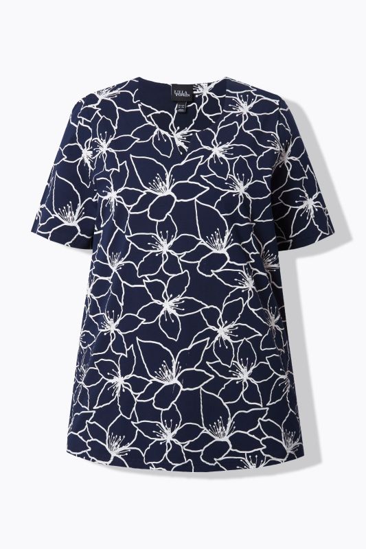 T-shirt à fleurs. Manches courtes et col tunisien. Coupe évasée