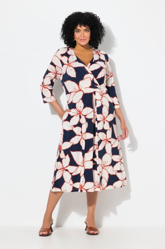 Robe midi à manches 3/4. Col en V effet cache-cœur. Motif floral