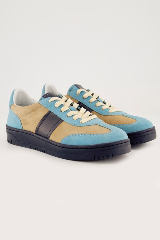 Sneakers en cuir suédé, motif léopard sur le talon - largeur H