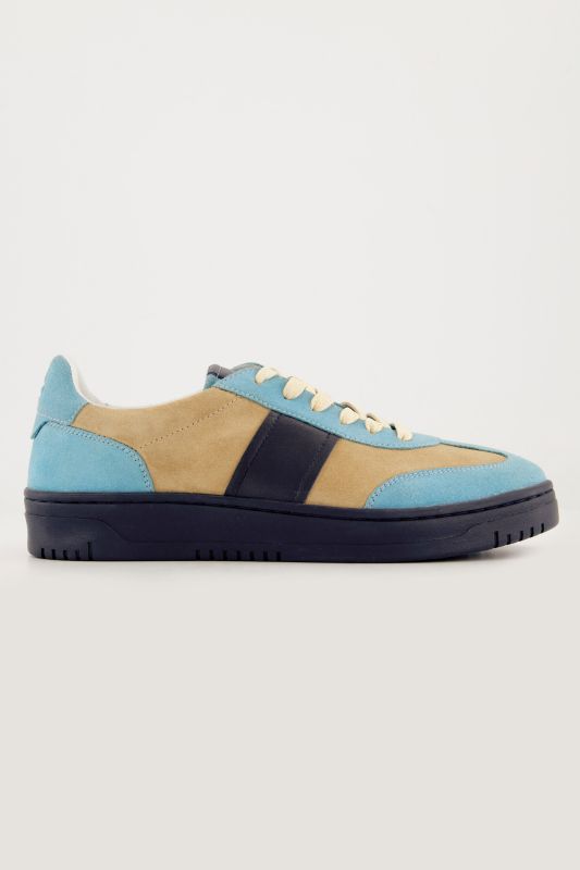 Sneakers en cuir suédé, motif léopard sur le talon - largeur H