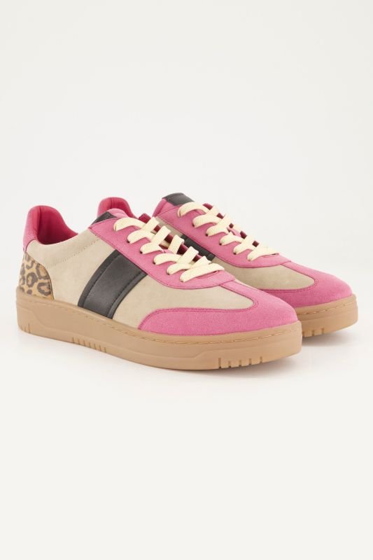 Sneakers en cuir suédé, motif léopard sur le talon - largeur H