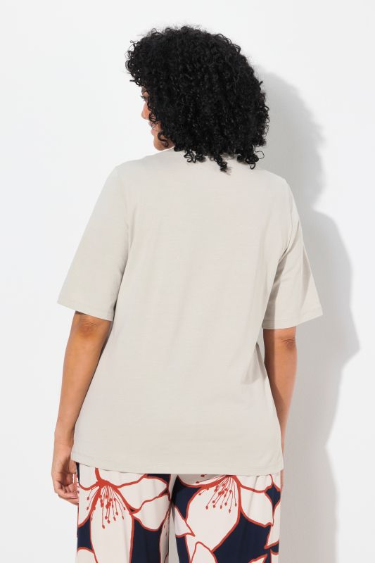 T-shirt à col rond et manches courtes. Imprimé fleurs à effet métallisé