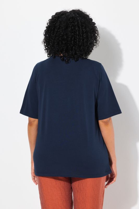 T-shirt à col rond et manches courtes. Imprimé fleurs à effet métallisé