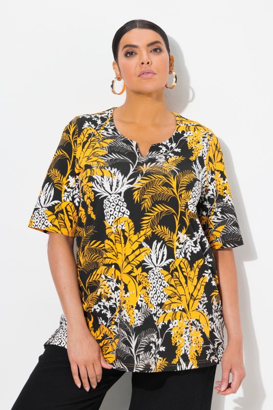 T-shirt à motif palmiers. Manches courtes et col tunisien. Coupe évasée