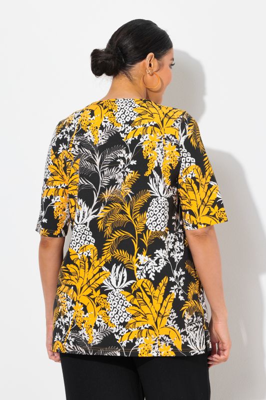 T-shirt à motif palmiers. Manches courtes et col tunisien. Coupe évasée
