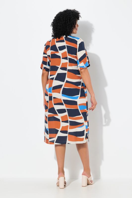 Robe à imprimé graphique. Col en V et manches courtes. Poches latérales