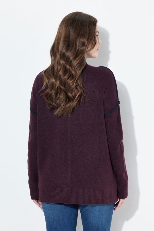 Pull oversize, bordures contrastantes, col montant et manches longues