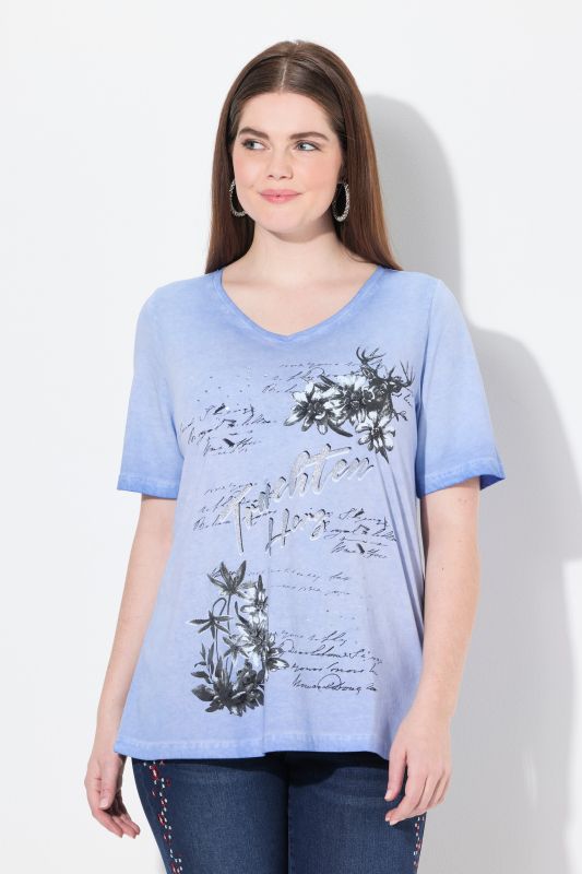 T-shirt à motif edelweiss. Encolure V et manches courtes. Coupe Classic