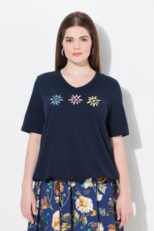 T-shirt à manches courtes et col en V. Base élastique et broderies