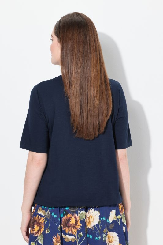 T-shirt à manches courtes et col en V. Base élastique et broderies