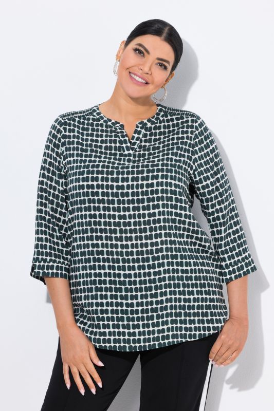 Blouse en satin, épaules smockées, col tunisien et manches 3/4