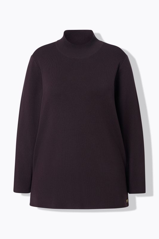 Pull en maille fine et douce, col légèrement montant en maille côtelée, manches longues