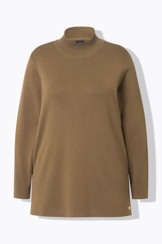 Pull en maille fine et douce, col légèrement montant en maille côtelée, manches longues