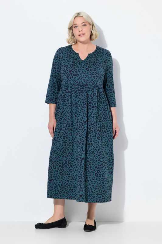 Robe en jersey à coupe évasée. Col tunisien et manches 3/4. Poches