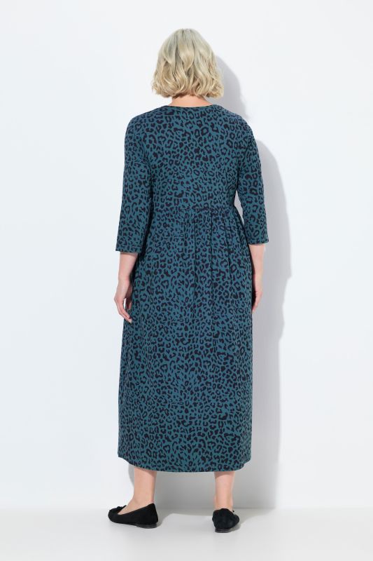 Robe en jersey à coupe évasée. Col tunisien et manches 3/4. Poches