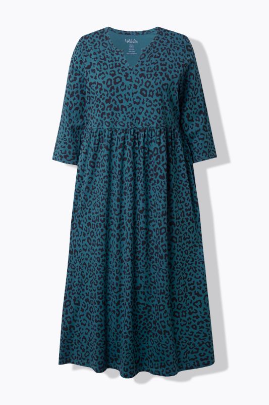 Robe en jersey à coupe évasée. Col tunisien et manches 3/4. Poches