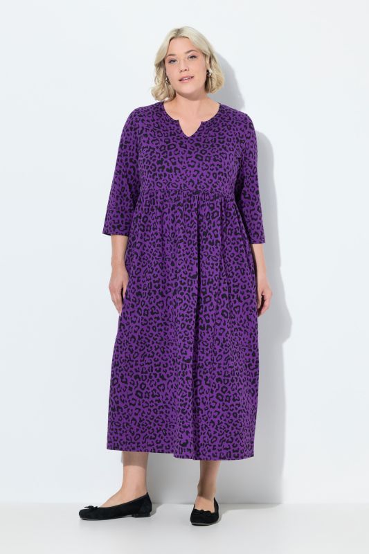 Robe en jersey à coupe évasée. Col tunisien et manches 3/4. Poches